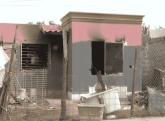 Rescatan a hombre de incendio provocado por vela en Los Arroyos