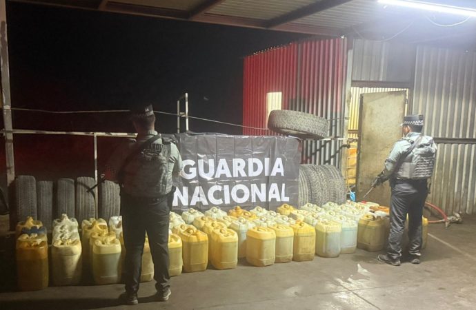 Guardia Nacional asegura 60 bidones con huachicol en Hermosillo