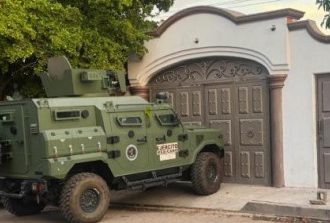 Aseguran armamento, equipo táctico y vehículo con reporte de robo durante cateo en Ciudad Obregón
