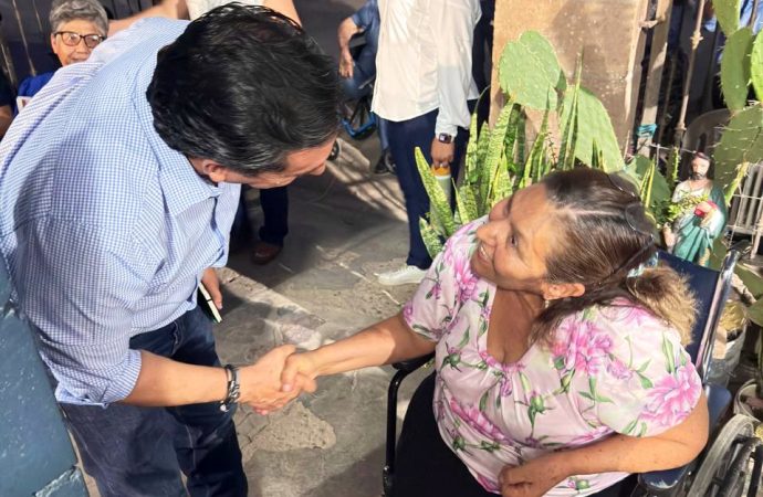 Cumple David Figueroa regresando a las colonias de su distrito