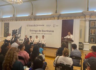 Da certeza jurídica Alfonso Durazo a familias con su vivienda