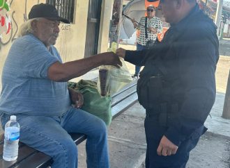 Policías auxilian a hombre que viajó sin recursos a ver a su hija internada en el Hospital HIES