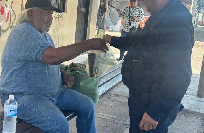 Policías auxilian a hombre que viajó sin recursos a ver a su hija internada en el Hospital HIES
