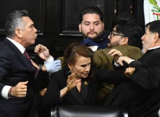 Morena exige desafuero del priista Alito Moreno tras agresión en el Senado