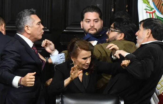 Morena exige desafuero del priista Alito Moreno tras agresión en el Senado