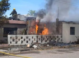 Sofocan incendio en llantera de Hermosillo