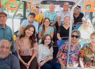 Convive Patty Ruibal con usuarias y usuarios del programa Abuelitos de la H