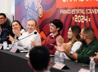Se reúne el gobernador Durazo con jóvenes ganadores del Premio Estatal