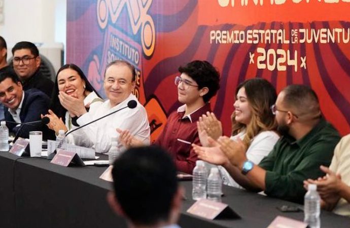 Se reúne el gobernador Durazo con jóvenes ganadores del Premio Estatal