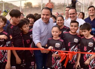Beneficia Toño Astiazarán a familias de colonia Los Ángeles con cancha deportiva