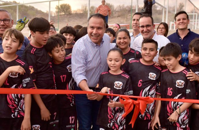 Beneficia Toño Astiazarán a familias de colonia Los Ángeles con cancha deportiva