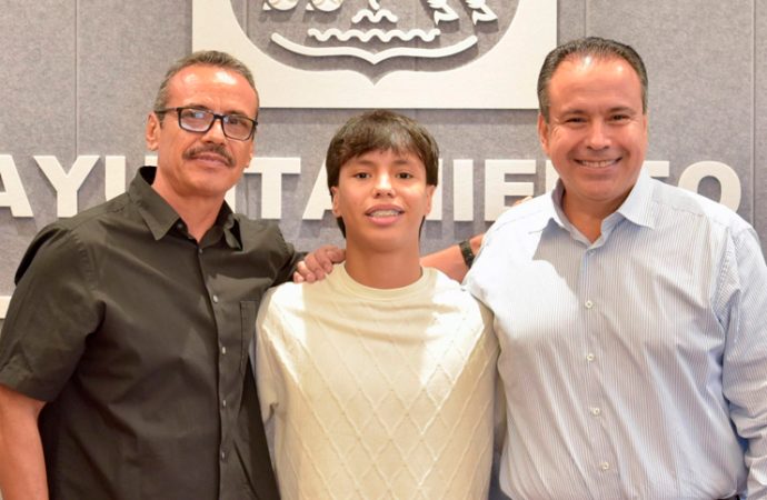 Astiazarán entrega apoyos a 26 deportistas y supera los 2.1 mdp invertidos