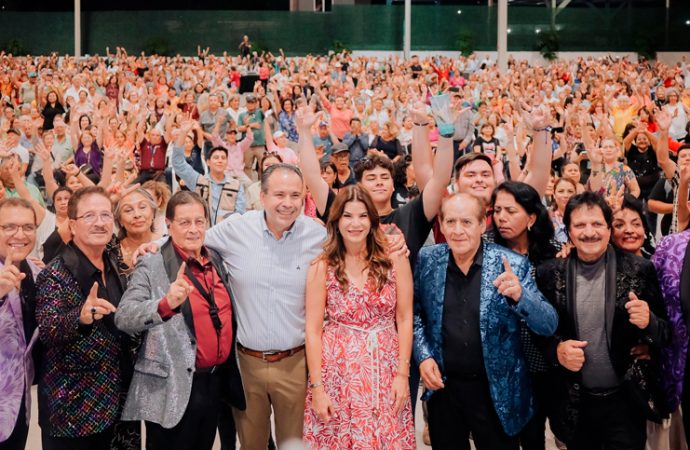 Celebran Patty Ruibal y Toño Astiazarán con más de tres mil adultos mayores con gran concierto de Los Apson