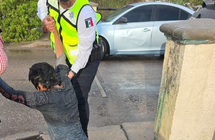 Rescatan a hombre de canal pluvial en Hermosillo tras quedarse atrapado durante lluvias