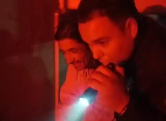 Policías rescatan a hombre de incendio en Hermosillo