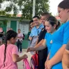 Bomberos de Hermosillo entregan paquetes escolares a alumnos en situación vulnerable