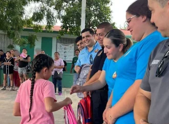 Bomberos de Hermosillo entregan paquetes escolares a alumnos en situación vulnerable