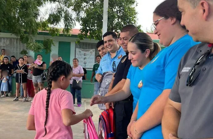 Bomberos de Hermosillo entregan paquetes escolares a alumnos en situación vulnerable