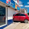 Mujer pierde el control y choca contra farmacia en hermosillo
