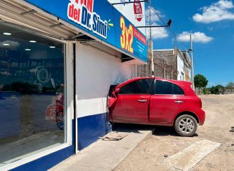 Mujer pierde el control y choca contra farmacia en hermosillo
