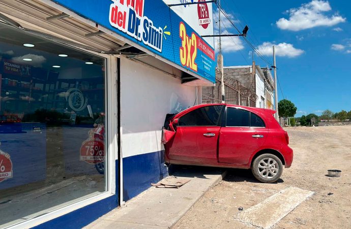 Mujer pierde el control y choca contra farmacia en hermosillo