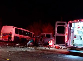 Choque frontal entre camión y pick up en la Costa de Hermosillo deja 11 heridos