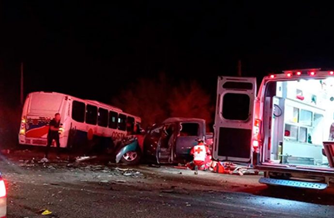 Choque frontal entre camión y pick up en la Costa de Hermosillo deja 11 heridos
