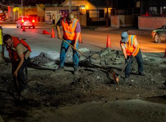 Trabajan de noche para pintar calles de Hermosillo y señales viales