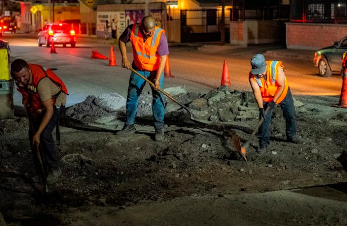 Trabajan de noche para pintar calles de Hermosillo y señales viales