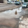 Vecinos denuncian fuga de agua que daña pavimento en Urbi Villa del Cedro, Hermosillo