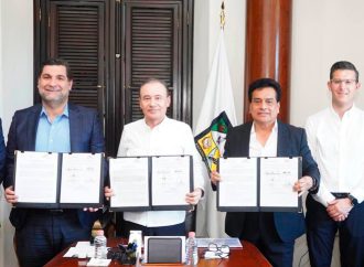 Gobernador Durazo y empresariado coordinan esfuerzos para profesionalizar a jóvenes en la industria con entrega de becas
