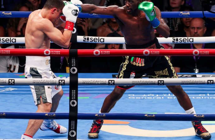Canelo Álvarez cae ante Crawford que se corona campeón indiscutido del supermediano