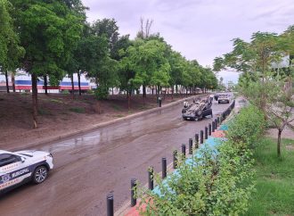 Volcamiento de camioneta por inundación en puente de Hermosillo