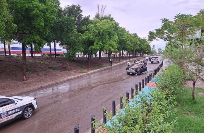 Volcamiento de camioneta por inundación en puente de Hermosillo