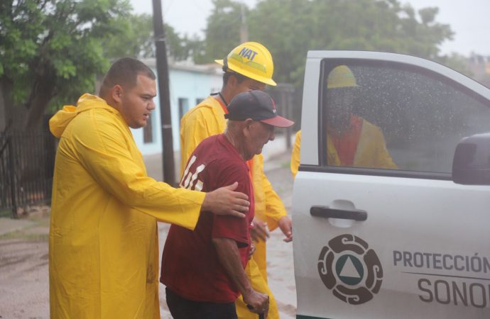 Evacuan a adultos mayores en Navojoa por lluvias del ciclón Lorena