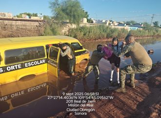 Rescatan marinos a estudiantes tras imprudencia de chofer de transporte escolar