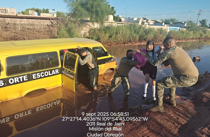 Rescatan marinos a estudiantes tras imprudencia de chofer de transporte escolar