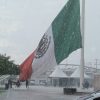 Policías de Cajeme evitan que la bandera monumental toque el suelo durante tormenta