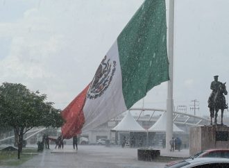 Policías de Cajeme evitan que la bandera monumental toque el suelo durante tormenta