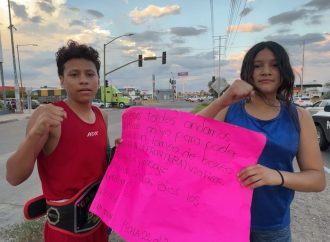 Entre sombras y semáforos, Brandon y Crista buscan apoyo para viajar al torneo de boxeo en Mexicali
