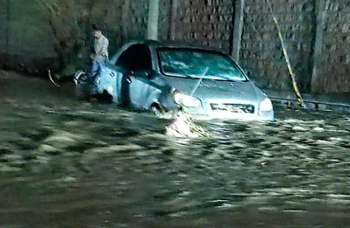 Riadas e inundaciones tras fuerte tormenta nocturna en Hermosillo