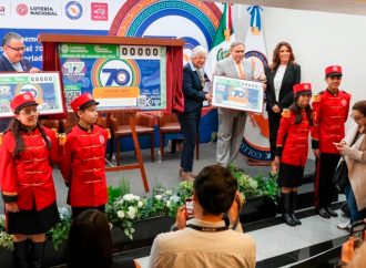 Lotería Nacional conmemora 70 años del Colegio Nacional del Notariado con billete conmemorativo
