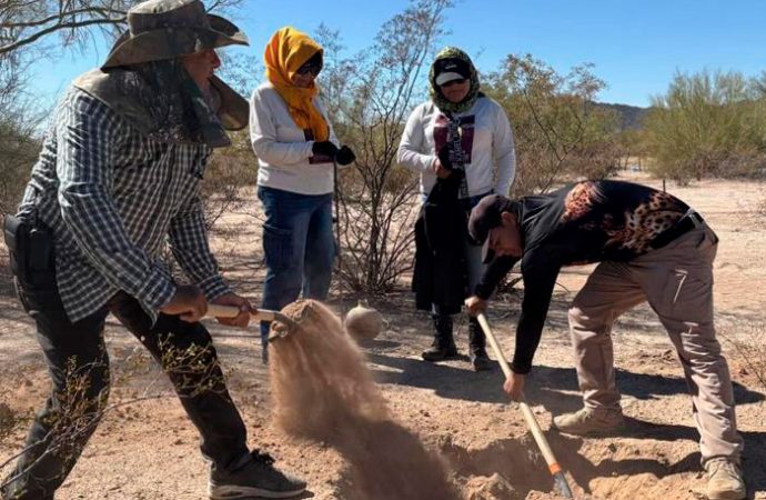 Madres Buscadoras localizan fosa clandestina con tres cuerpos en Hermosillo