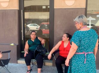 Locataria del Mercado Municipal se manifiesta contra comerciante por no pagar renta
