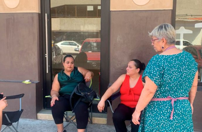 Locataria del Mercado Municipal se manifiesta contra comerciante por no pagar renta