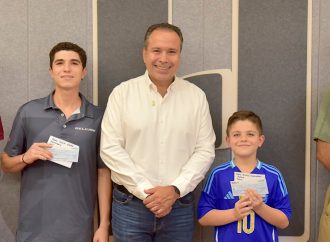 Apoya Toño Astiazarán a jóvenes deportistas para competencias internacionales
