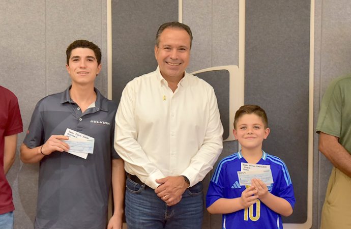 Apoya Toño Astiazarán a jóvenes deportistas para competencias internacionales