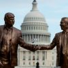 Aparece en Washington estatua satírica de Trump y Epstein titulada Best Friends Forever