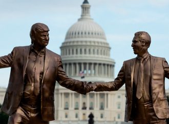 Aparece en Washington estatua satírica de Trump y Epstein titulada Best Friends Forever