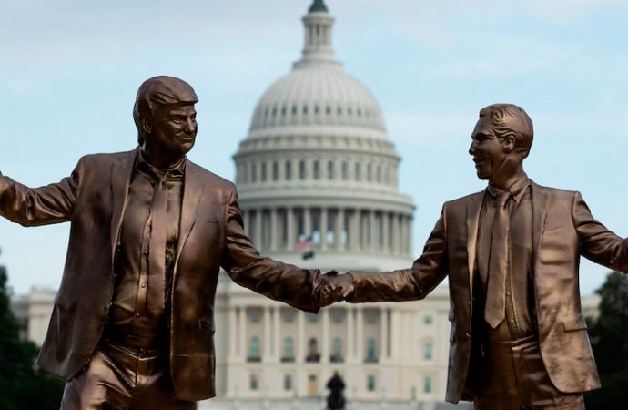 Aparece en Washington estatua satírica de Trump y Epstein titulada Best Friends Forever
